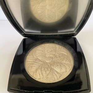 CHANEL Camelia de Plumes packaging.